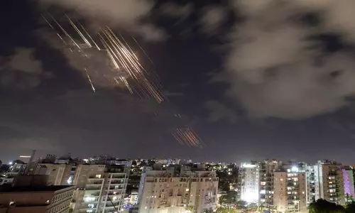 തീമഴ വർഷിച്ച് ഇറാന്റെ മിസൈലുകൾ; നടുങ്ങി ഇസ്രായേൽ നഗരങ്ങൾ