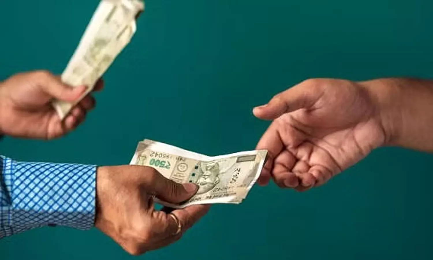 കള്ളക്കേസില്‍ കുടുക്കുമെന്ന് ഭീഷണിപ്പെടുത്തി 2.5 കോടി കൈക്കൂലി ആവശ്യപ്പെട്ട NIA ഉദ്യോഗസ്ഥന്‍ അറസ്റ്റില്‍