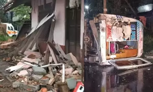 കോട്ടയത്ത് ആംബുലൻസ് മറിഞ്ഞ് രോഗി മരിച്ചു കോട്ടയത്ത് ആംബുലൻസ് മറിഞ്ഞ് രോഗി മരിച്ചു