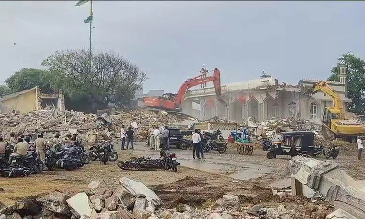 സുപ്രിം കോടതി ഉത്തരവിനെ വെല്ലുവിളിച്ച് ഗുജറാത്ത്; മുസ്‍ലിംകളുടെ ആരാധനാലയങ്ങളും വീടുകളും പൊളിച്ചു നീക്കി