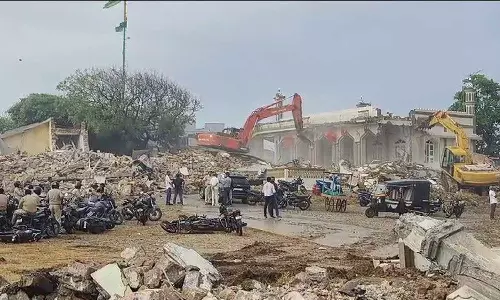 സുപ്രിം കോടതി ഉത്തരവിനെ വെല്ലുവിളിച്ച് ഗുജറാത്ത്; മുസ്‍ലിംകളുടെ ആരാധനാലയങ്ങളും വീടുകളും പൊളിച്ചു നീക്കി