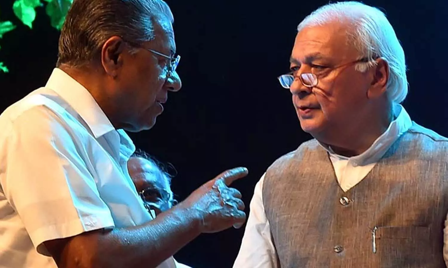 ഗവർണറുടെ നടപടി ഭരണഘടനാപരമായി തെറ്റെന്ന് മുഖ്യമന്ത്രി; ഉന്നത ഉദ്യോഗസ്ഥർ രാജ്ഭവനിൽ ഹാജരാകേണ്ടെന്ന് സർക്കാർ നിർദേശം ഗവർണറുടെ നടപടി ഭരണഘടനാപരമായി തെറ്റെന്ന് മുഖ്യമന്ത്രി; ഉന്നത ഉദ്യോഗസ്ഥർ രാജ്ഭവനിൽ ഹാജരാകേണ്ടെന്ന് സർക്കാർ നിർദേശം