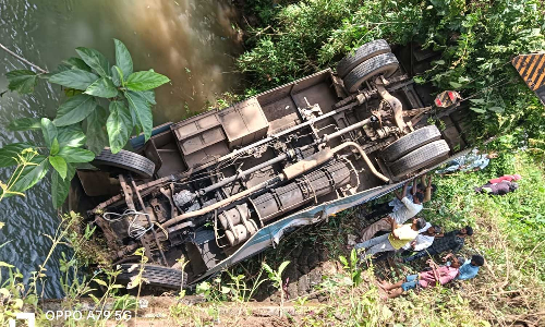 കോഴിക്കോട് കെഎസ്ആർടിസി ബസ് പുഴയിലേക്ക് മറിഞ്ഞു; നിരവധി യാത്രക്കാർ കുടുങ്ങിക്കിടക്കുന്നു