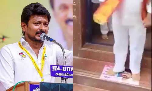 അവരുടെ മലിനമായ തലച്ചോര്‍ വൃത്തിയാക്കാനാവില്ല, കാലെങ്കിലും വൃത്തിയാകട്ടെ : ഉദയനിധി സ്റ്റാലിൻ