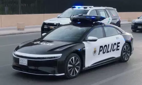 പൊലീസ്‌ പട്രോളിംഗിന് പുതിയ മുഖം; ലൂസിഡിന്റെ ഇലക്ട്രിക് കാറുകൾ നിരത്തിലറക്കി സൗദി പൊലീസ്‌