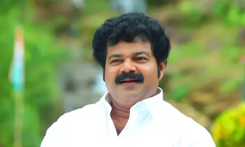 സഹ സംവിധായികയെ നേരിൽ കണ്ടിട്ടില്ല, അവസരം ചോദിച്ച് തന്നെ ഫോണിൽ വിളിച്ചിരുന്നു: പീഡന ആരോപണം നിഷേധിച്ച് സുരേഷ് തിരുവല്ല