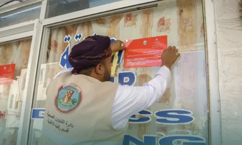 Dhofar Municipality shut down seven barber shops in Salalah