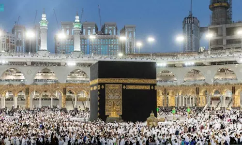 സൗദികൾക്ക് വിദേശികളായ സുഹൃത്തുക്കളെ ഉംറക്ക് ക്ഷണിക്കാൻ വ്യക്തിഗത വിസിറ്റ് വിസ ഉപയോഗിക്കാം