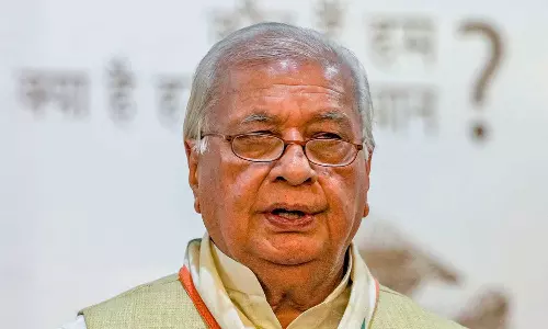 രാജ്ഭവനിലേക്കുള്ള ഉദ്യോഗസ്ഥ വിലക്കിൽ അയവ്; മുഖ്യമന്ത്രിയുടെ അനുമതിയുണ്ടെങ്കിൽ വരാം രാജ്ഭവനിലേക്കുള്ള ഉദ്യോഗസ്ഥ വിലക്കിൽ അയവ്; മുഖ്യമന്ത്രിയുടെ അനുമതിയുണ്ടെങ്കിൽ വരാം