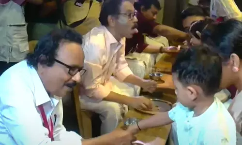 ഇന്ന് വിജയദശമി; ആദ്യാക്ഷരം കുറിച്ച് കുരുന്നുകൾ