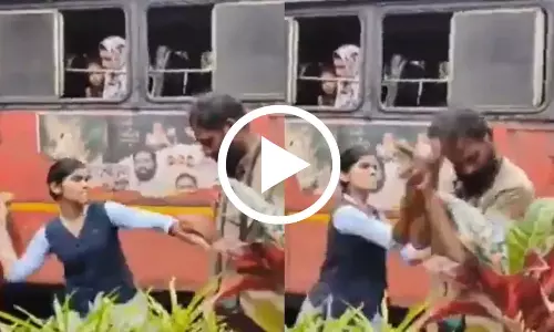 School girls thrashed the bus conductor for behaving rudely, latest news malayalam, മോശമായി പെരുമാറിയ ബസ് കണ്ടക്ടറെ ചെരിപ്പൂരി അടിച്ച് പെൺകുട്ടികൾ; വീഡിയോ വൈറൽ