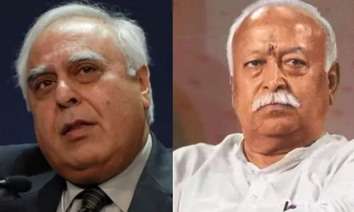 ‘Who is listening? Modi?’: Kapil Sibals dig at RSS chief Mohan Bhagwat over his statement,latest news malayalam, latest news, ആരാണ് നിങ്ങളെ കേൾക്കുന്നത്? നരേന്ദ്ര മോദിയോ?;  ഐക്യ പ്രസം​ഗത്തിൽ മോഹൻ ഭഗവതിനെ പരിഹസിച്ച് കപിൽ സിബൽ