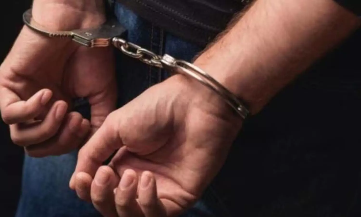 IRS ഉദ്യോഗസ്ഥനെന്ന വ്യാജേന ആൾമാറാട്ടം നടത്തി; മട്ടാഞ്ചേരിയിൽ യുവാവ് പിടിയിൽ IRS ഉദ്യോഗസ്ഥനെന്ന വ്യാജേന ആൾമാറാട്ടം നടത്തി; മട്ടാഞ്ചേരിയിൽ യുവാവ് പിടിയിൽ