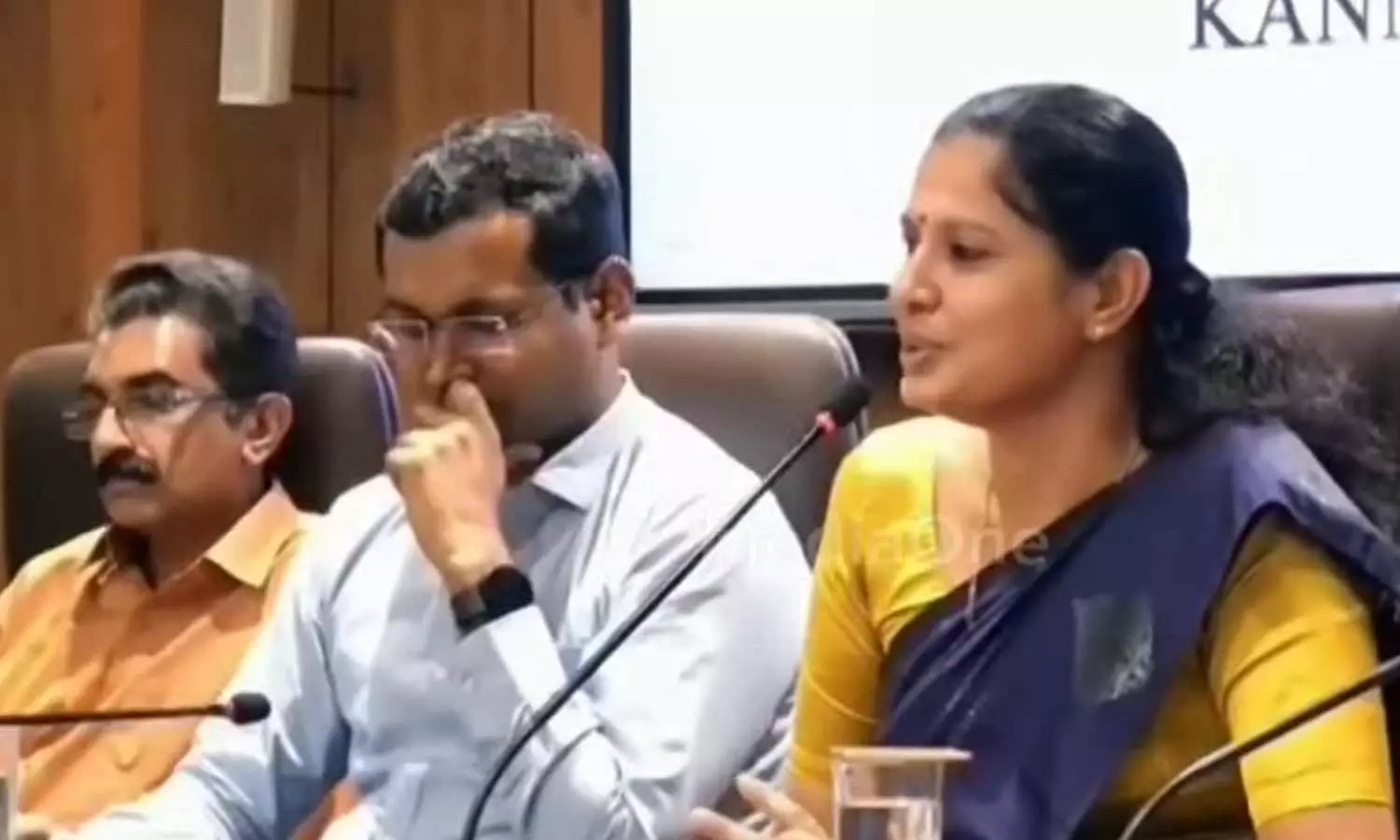 കണ്ണൂർ എഡിഎമ്മിനെതിരെ അഴിമതി ആരോപണവുമായി ജില്ലാ പഞ്ചായത്ത് പ്രസിഡന്റ് കണ്ണൂർ എഡിഎമ്മിനെതിരെ അഴിമതി ആരോപണവുമായി ജില്ലാ പഞ്ചായത്ത് പ്രസിഡന്റ്