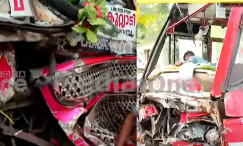 കോഴിക്കോട് ബസ്സുകൾ കൂട്ടിയിടിച്ചു; 50ഓളം പേർക്ക് പരിക്ക്, രണ്ട് പേരുടെ നില ​ഗുരുതരം