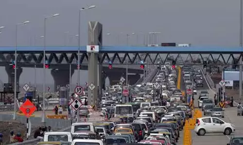 മുംബൈയിലേക്ക് കടക്കാന്‍ ചെറുവാഹനങ്ങള്‍ക്ക് ഇനി ടോള്‍ വേണ്ട; വന്‍ പ്രഖ്യാപനവുമായി മഹാരാഷ്ട്ര സര്‍ക്കാര്‍, തെരഞ്ഞെടുപ്പ് നാടകമെന്ന് പ്രതിപക്ഷം