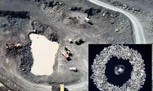 മണ്ണരിച്ച് ​‘നിധി’ കണ്ടെത്തുന്ന  മനുഷ്യർ;  ഇന്ത്യയിലെ വജ്രത്തിളക്കമുള്ള ദേശത്തിന്റെ കഥ