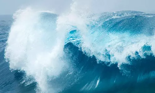 ശക്തമായ തിരമാലക്കും കള്ളക്കടൽ പ്രതിഭാസത്തിനും സാധ്യത; തിരുവനന്തപുരം, കൊല്ലം ജില്ലകളിലെ തീരപ്രദേശങ്ങളിൽ റെഡ് അലർട്ട്