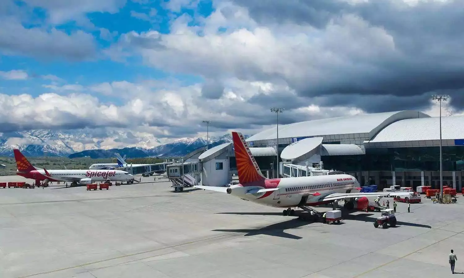 ഏഴ് വിമാനങ്ങൾക്ക് ബോംബ് ഭീഷണി; വ്യാജ സന്ദേശത്തിൽ താറുമാറായി വിമാന സർവീസുകൾ ഏഴ് വിമാനങ്ങൾക്ക് ബോംബ് ഭീഷണി; വ്യാജ സന്ദേശത്തിൽ താറുമാറായി വിമാന സർവീസുകൾ