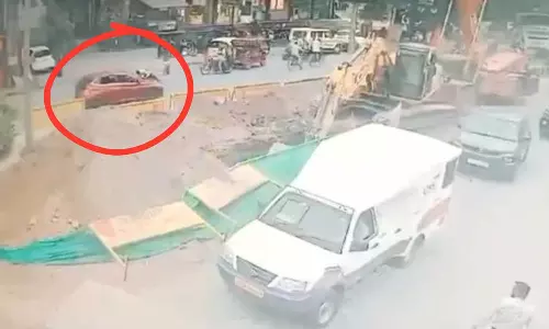 നമ്പർ പ്ലേറ്റില്ലാതെ പാഞ്ഞെത്തിയ വാഹനത്തെ തടഞ്ഞ് നിർത്താൻ ശ്രമം, ബോണറ്റിൽ തെറിച്ചുവീണ ട്രാഫിക് ഉദ്യോഗസ്ഥനുമായ് കാർ മുന്നോട്ട്- ഞെട്ടിച്ച് വീഡിയോ നമ്പർ പ്ലേറ്റില്ലാതെ പാഞ്ഞെത്തിയ വാഹനത്തെ തടഞ്ഞ് നിർത്താൻ ശ്രമം, ബോണറ്റിൽ തെറിച്ചുവീണ ട്രാഫിക് ഉദ്യോഗസ്ഥനുമായ് കാർ മുന്നോട്ട്- ഞെട്ടിച്ച് വീഡിയോ