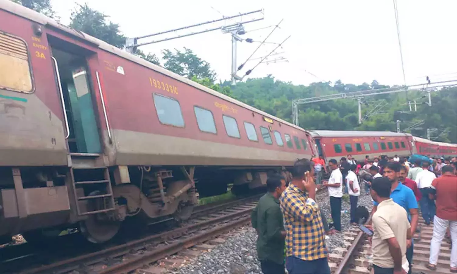 8 coaches of Lokmanya Tilak Express derail at Dibalong in Assam 8 coaches of Lokmanya Tilak Express derail at Dibalong in Assam
