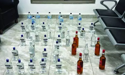 കുവൈത്തിൽ പൊലീസ് പരിശോധനക്കിടെ രണ്ട് പെട്ടി മദ്യം ഉപേക്ഷിച്ച് വിൽപ്പനക്കാരൻ കടന്നുകളഞ്ഞു