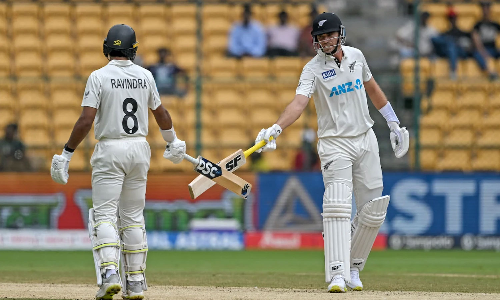 ബാംഗ്ലൂര്‍ ടെസ്റ്റ്; ഇന്ത്യക്ക് മുന്നില്‍ കൂറ്റന്‍ റണ്‍മല