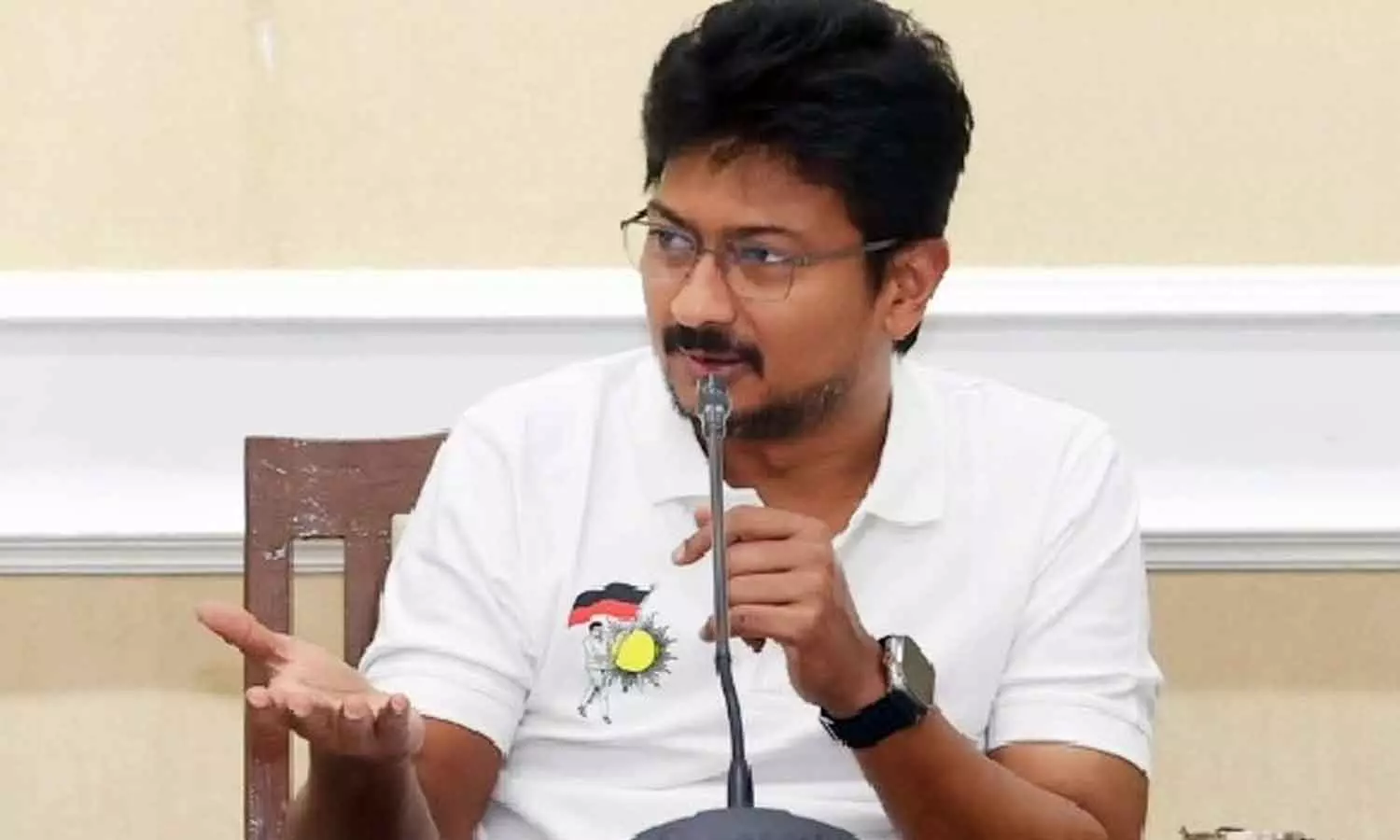 ഔദ്യോഗിക പരിപാടിയിൽ ജീൻസും ടീഷർട്ടും ധരിച്ചെത്തുന്നു; ഉദയനിധി സ്റ്റാലിനെതിരെ ഹരജി