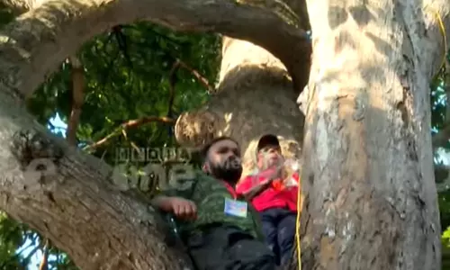 തിരുവനന്തപുരം കോർപ്പറേഷന് മുന്നിൽ ആത്മഹത്യാ ഭീഷണിയുമായി ശുചീകരണ തൊഴിലാളികൾ