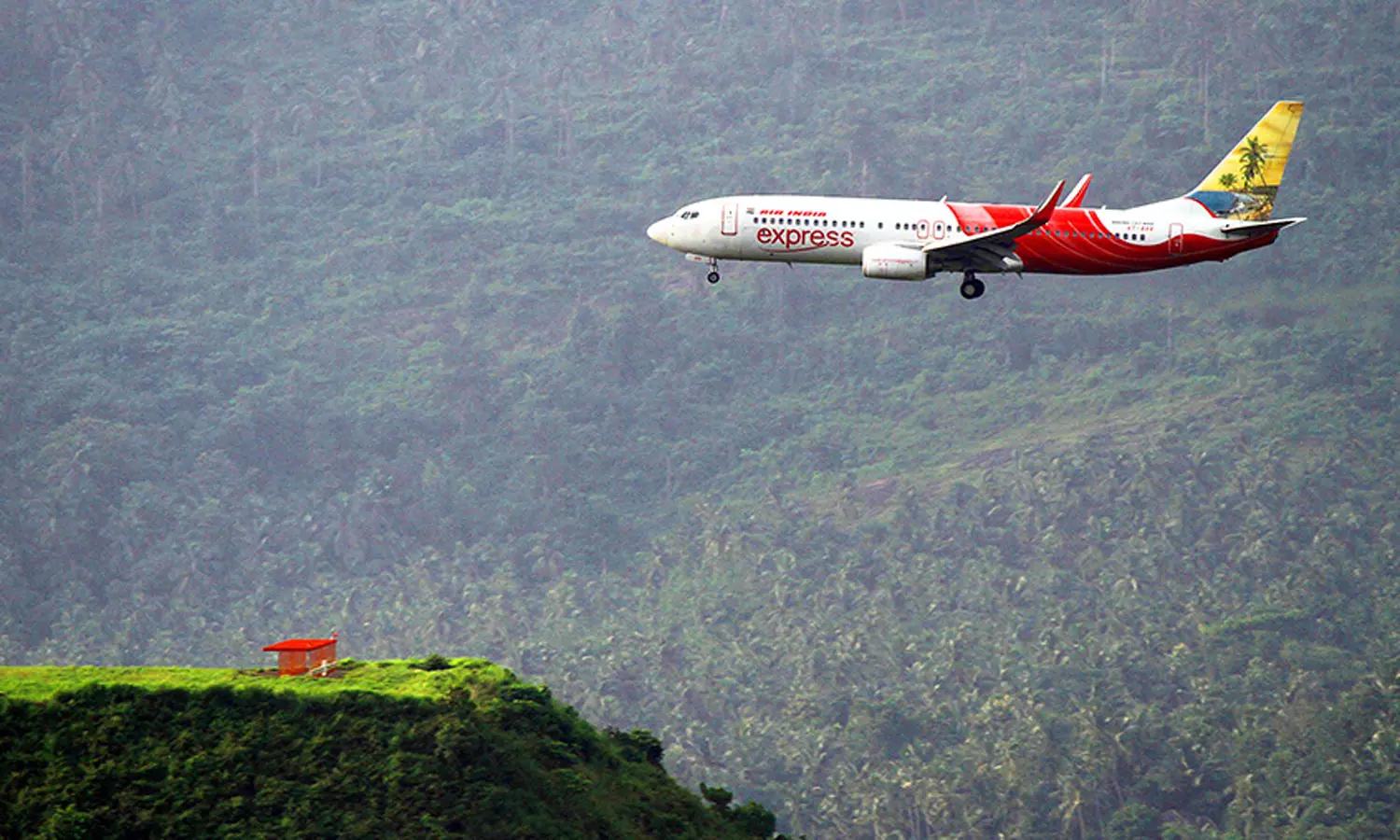 കരിപ്പൂരിൽ മൂന്ന് വിമാനങ്ങൾക്ക് ബോംബ് ഭീഷണി; വിമാനങ്ങള് സുരക്ഷിതമായി ലക്ഷ്യസ്ഥാനത്തെത്തി കരിപ്പൂരിൽ മൂന്ന് വിമാനങ്ങൾക്ക് ബോംബ് ഭീഷണി; വിമാനങ്ങള് സുരക്ഷിതമായി ലക്ഷ്യസ്ഥാനത്തെത്തി