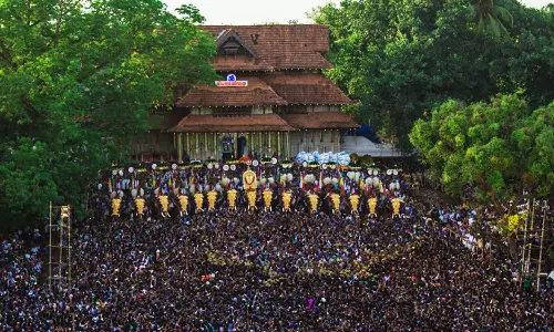 തൃശൂർ പൂരം; വെടിക്കെട്ടിൻ്റെ നിയന്ത്രണങ്ങളിൽ ഇളവ് വേണമെന്ന് തിരുവമ്പാടി