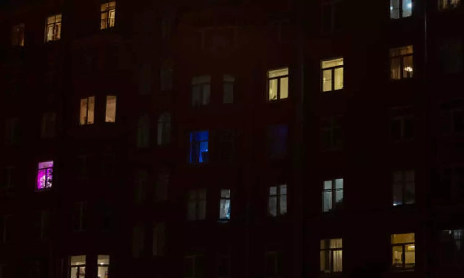 പന്ത്രണ്ടാം നിലയിലേക്ക് അവർ ഓടിക്കയറിയത് ഒരു ജീവൻ രക്ഷിക്കാനായിരുന്നു; കൈയ്യടിച്ച് സോഷ്യൽ മീഡിയ