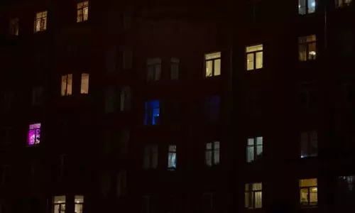 പന്ത്രണ്ടാം നിലയിലേക്ക് അവർ ഓടിക്കയറിയത് ഒരു ജീവൻ രക്ഷിക്കാനായിരുന്നു; കൈയ്യടിച്ച് സോഷ്യൽ മീഡിയ