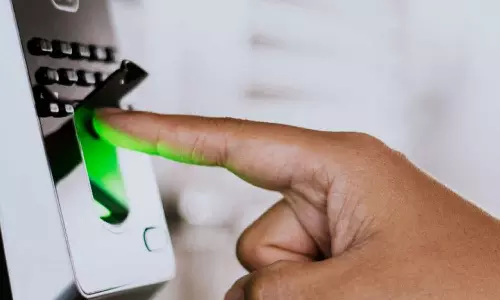 ഒമാനിൽ കാരണമില്ലാതെ വൈകിയാൽ വേതനത്തിന്റെ 75 ശതമാനം വരെ പിഴയായി ഈടാക്കും