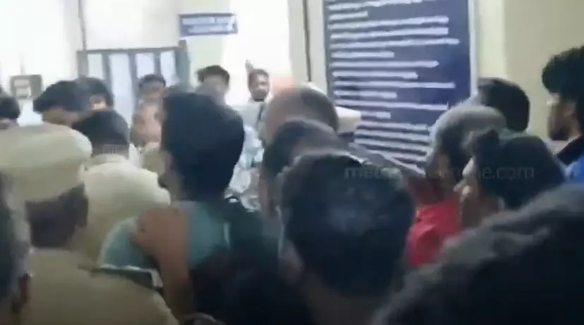 കരുവേലിപ്പടി താലൂക്ക് ആശുപത്രിയിലെ സംഘർഷം; സിപിഎം നേതാവിനെതിരെ കേസ്