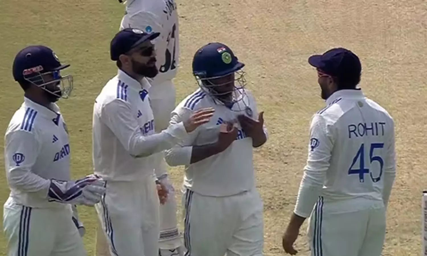 എന്നെ വിശ്വസിക്ക്.. ഔട്ടാണത്; രോഹിതിനോട് ഡി.ആർ.എസ് എടുപ്പിച്ച് സർഫറാസ്, പിന്നെ സംഭവിച്ചത് എന്നെ വിശ്വസിക്ക്.. ഔട്ടാണത്; രോഹിതിനോട് ഡി.ആർ.എസ് എടുപ്പിച്ച് സർഫറാസ്, പിന്നെ സംഭവിച്ചത്