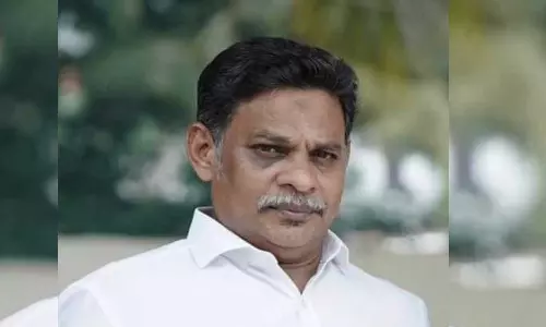 നിർമ്മാണ പ്രവർത്തനങ്ങൾക്കിടെ മണ്ണുമാന്തി യന്ത്രത്തിന്റെ ബക്കറ്റ് തട്ടി മധ്യവയസ്കൻ മരിച്ചു നിർമ്മാണ പ്രവർത്തനങ്ങൾക്കിടെ മണ്ണുമാന്തി യന്ത്രത്തിന്റെ ബക്കറ്റ് തട്ടി മധ്യവയസ്കൻ മരിച്ചു