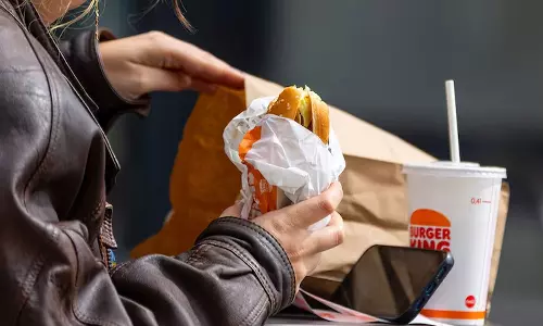 ബർ​ഗറിലെ ഭക്ഷ്യ വിഷബാധ; ഭക്ഷണത്തില്‍ നിന്ന് ഉള്ളിയെ നീക്കി കെഎഫ്സി മുതല്‍ ബര്‍ഗര്‍ കിങ് വരെ