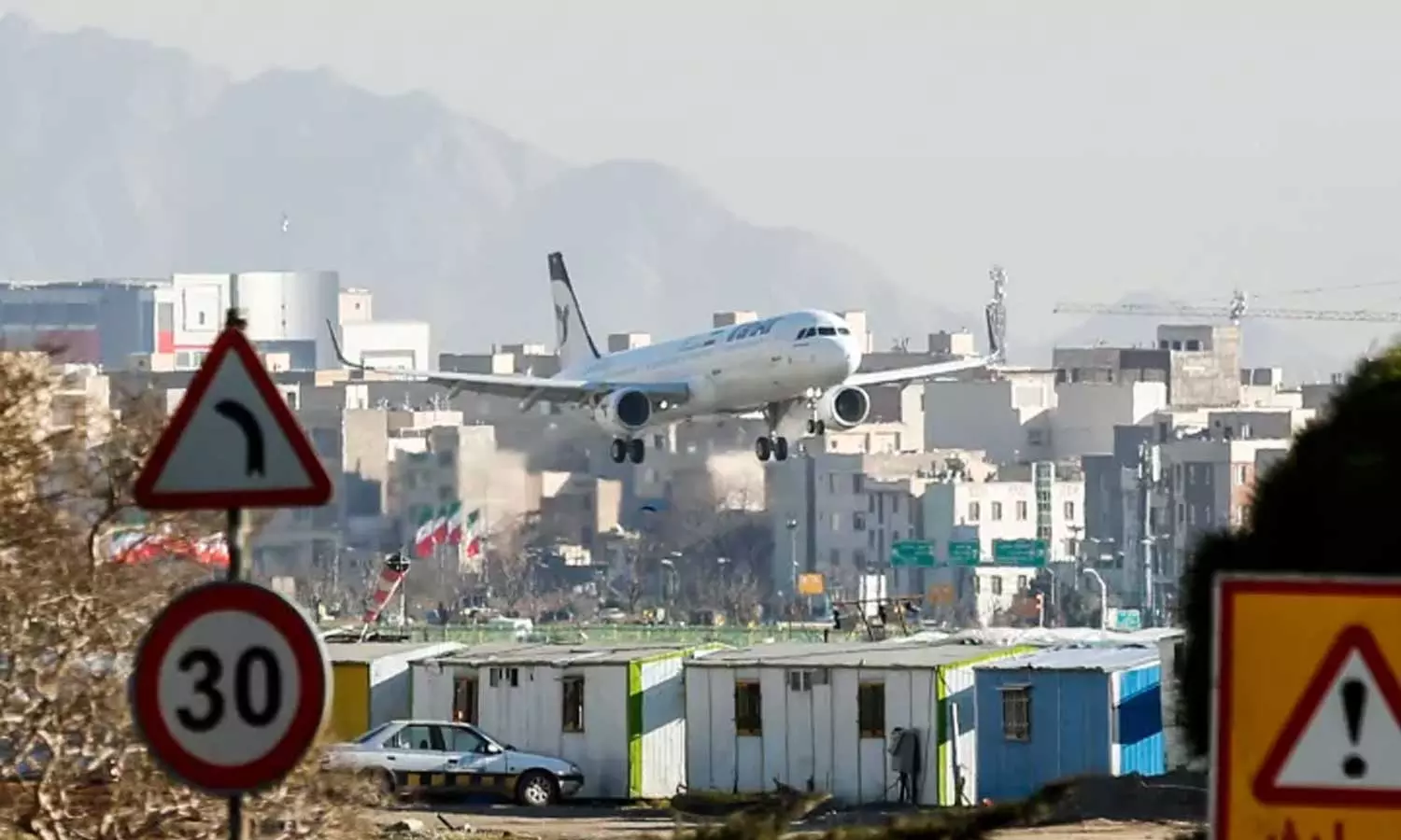 ഇസ്രായേൽ ആക്രമണങ്ങളൊന്നും ലക്ഷ്യം കണ്ടില്ലെന്ന്  ഇറാൻ; വിമാന സർവീസുകൾ പുനരാരംഭിച്ചു