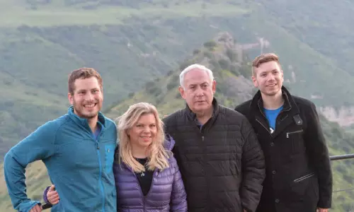 Netanyahu plans to postpone his sons wedding