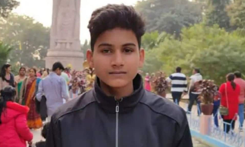 ഭൂമിത്തർക്കം: യുപിയിൽ 17കാരന്റെ തല വെട്ടി; അറ്റുവീണ ശിരസ്സ് മണിക്കൂറുകളോളം മടിയിൽവെച്ച് അമ്മ