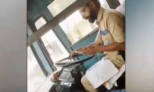 ബസ് ഓടിക്കുന്നതിനിടെ മൊബൈൽ ഫോൺ ഉപയോഗിച്ചു; കെഎസ്ആർടിസി ഡ്രൈവറുടെ ലൈസൻസ് സസ്പെൻഡ് ചെയ്തു