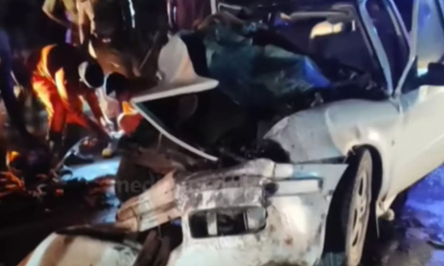 ഓവർടേക്ക് ചെയ്യാൻ ശ്രമിക്കുന്നതിനിടെ കാർ ടോറസ് ലോറിയിലേക്ക് ഇടിച്ചുകയറി; ഒരു മരണം ഓവർടേക്ക് ചെയ്യാൻ ശ്രമിക്കുന്നതിനിടെ കാർ ടോറസ് ലോറിയിലേക്ക് ഇടിച്ചുകയറി; ഒരു മരണം