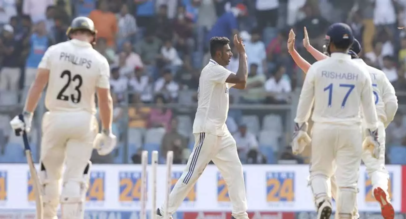 Ashwin and Jadeja bowled; New Zealand lost nine wickets, lead by 143 runs Ashwin and Jadeja bowled; New Zealand lost nine wickets, lead by 143 runs