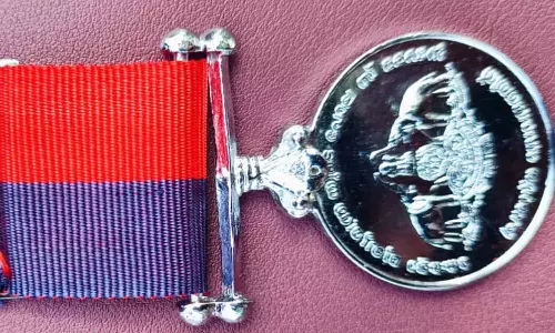 അക്ഷരത്തെറ്റിൽ കുടുങ്ങി പൊലീസ്; ഭാഷാദിനത്തിൽ വിതരണം ചെയ്ത മെഡലുകളിൽ വ്യാപക പിഴവ്