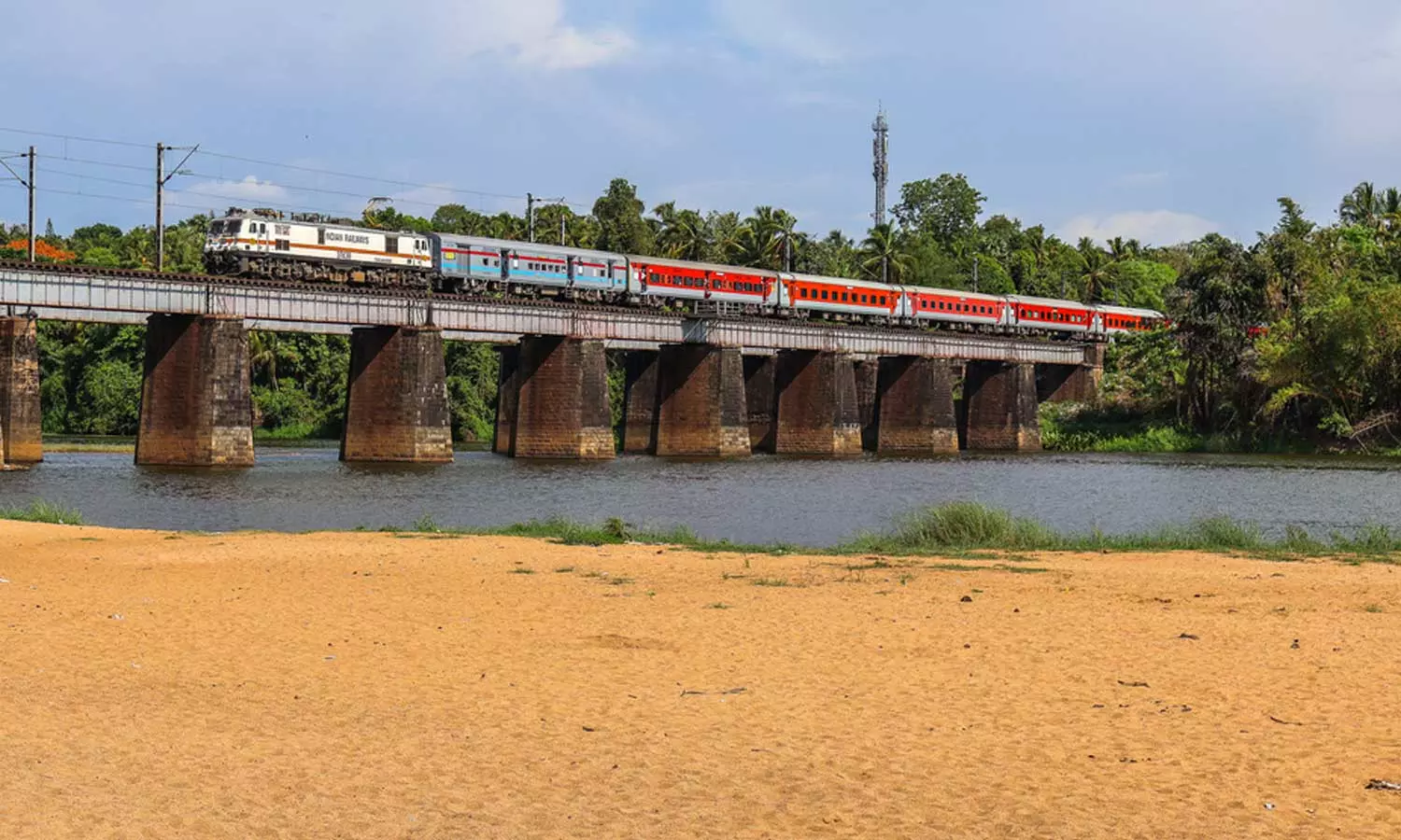 ഷൊർണൂരിൽ ട്രെയിൻ തട്ടി പുഴയിൽ വീണയാൾക്കായി തിരച്ചിൽ ഇന്ന് തുടരും