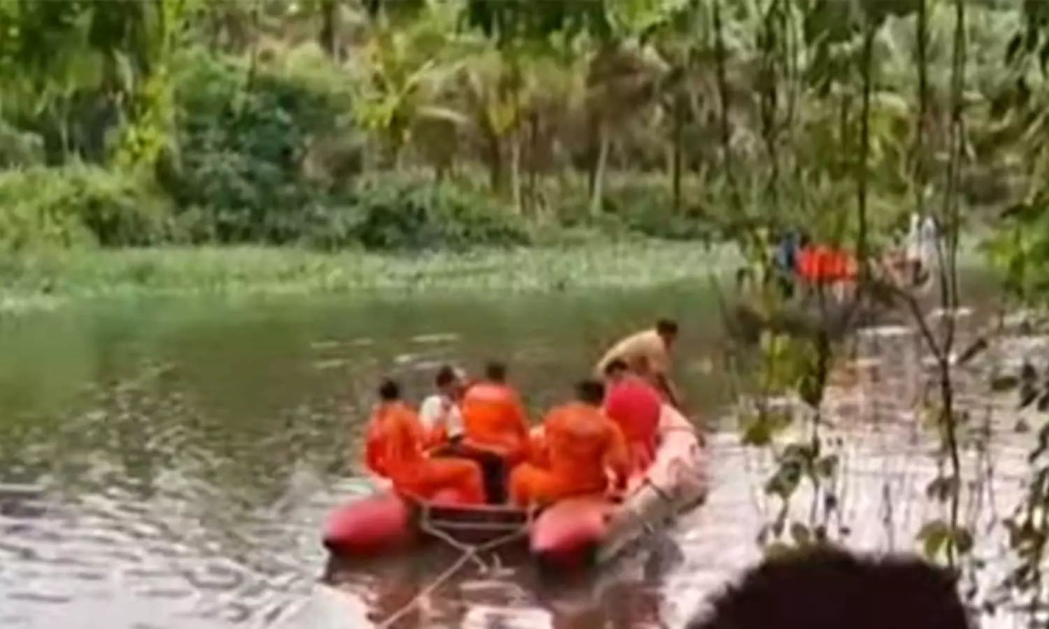 കൊല്ലത്ത് വള്ളം മറിഞ്ഞ് യുവാവിനെ കാണാതായി