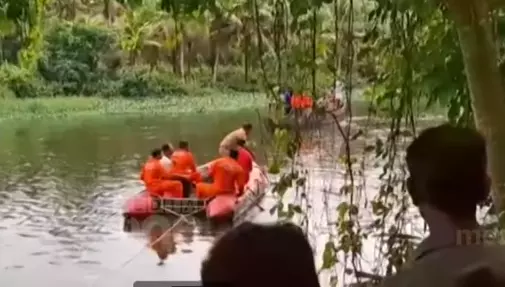 കൊല്ലം പള്ളിക്കലാറില്‍  വള്ളം  മറിഞ്ഞ് രണ്ടു യുവാക്കള്‍ക്ക്  ദാരുണാന്ത്യം