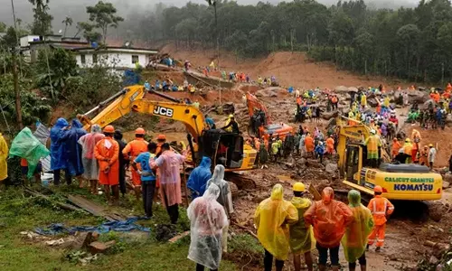മരത്തിൽ കുരുങ്ങിയ നിലയിൽ മൃതദേഹം; ചൂരൽമല ഉരുൾപൊട്ടലിൽ പെട്ടതാണെന്ന് സംശയം