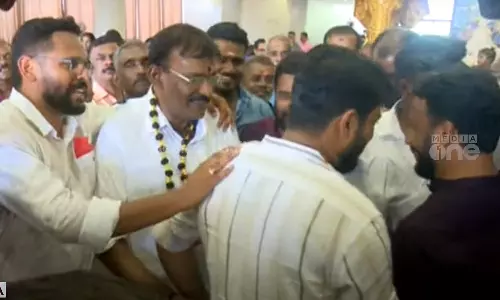 വിവാഹച്ചടങ്ങിലും പിണക്കം; പി. സരി​ന്റെ ഹസ്തദാനം നിരസിച്ച് രാഹുലും ഷാഫിയും